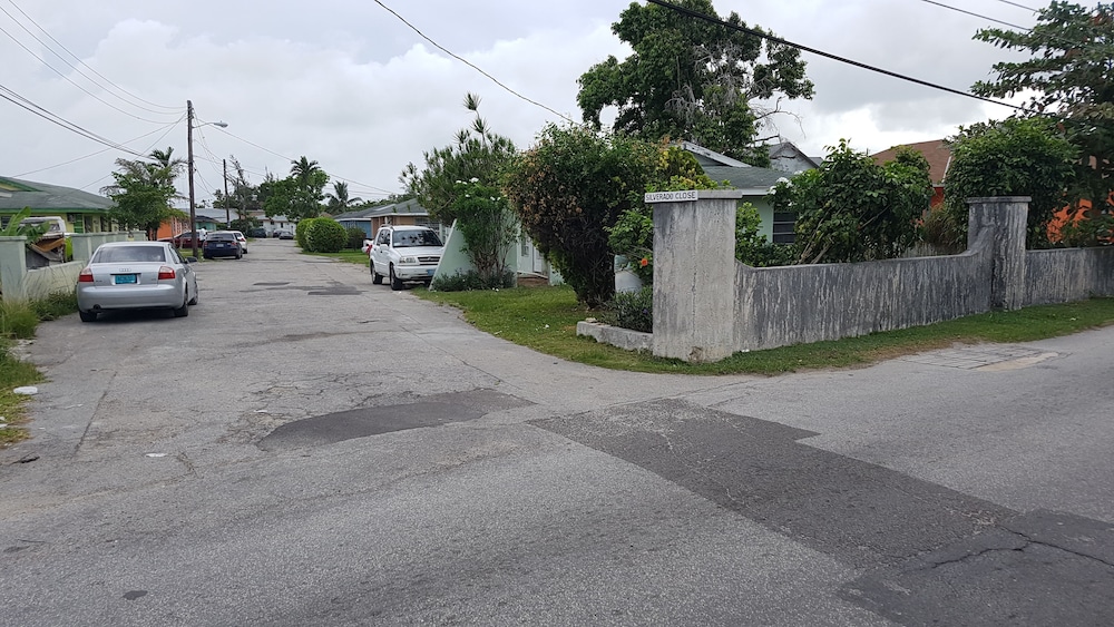 Bahama Breeze Apartments 9/13