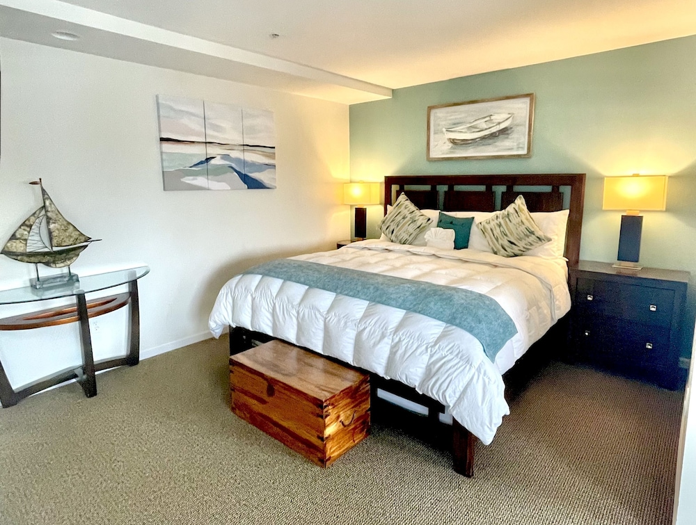 Harbor, Deluxe, King Bed, Sofa