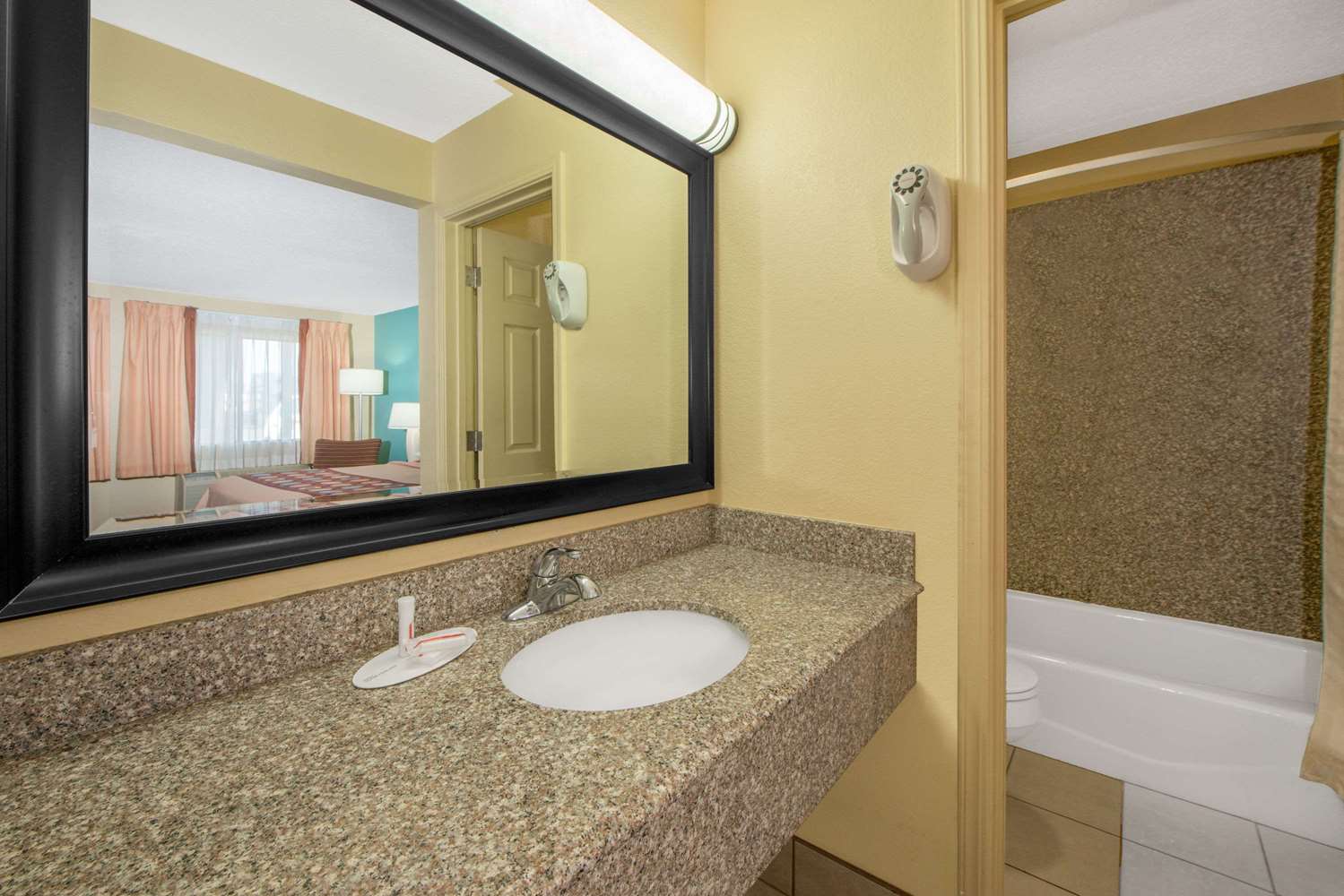 Super 8 By Wyndham Tulsa 8/9
