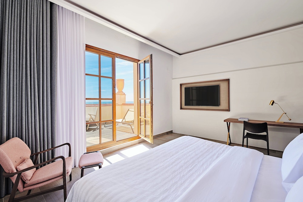 Grand, King Bed, Beach Front