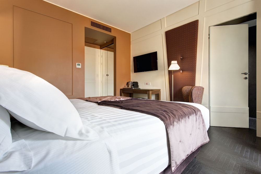 PREMIUM, DOUBLE OR TWIN BED