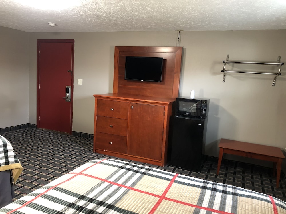 Royal Motel 6/25