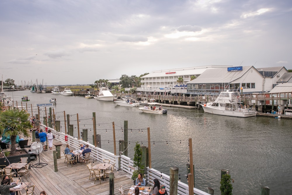Shem Creek Inn 33/37