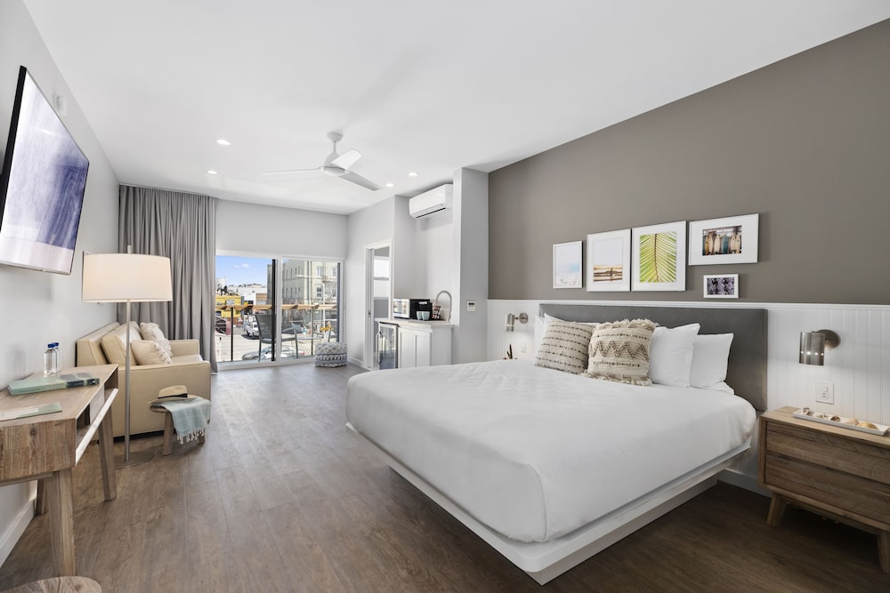 PREMIER, KING BED, PARTIAL OCEAN VIEW, SOFA, BALCONY