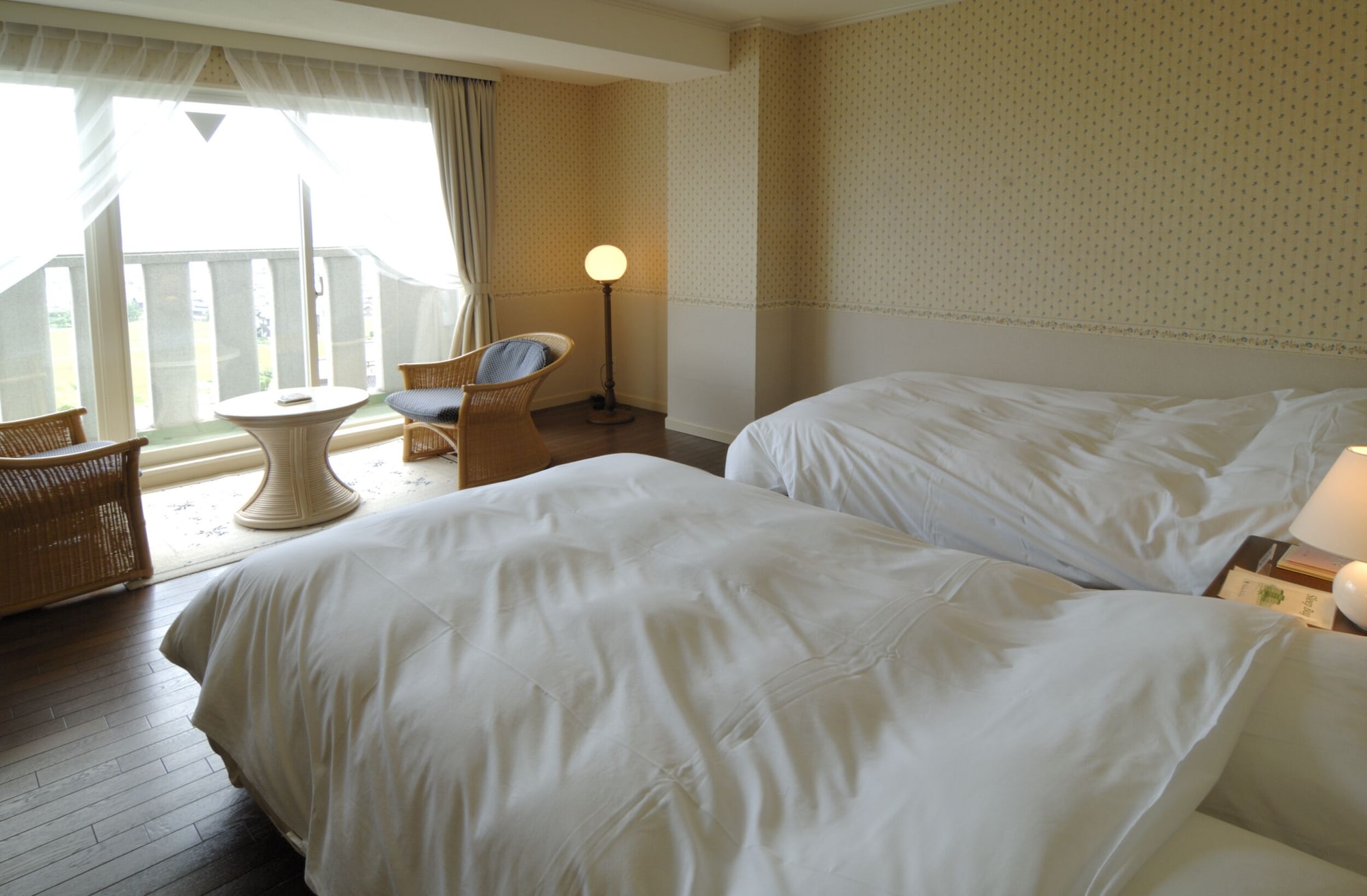 DELUXE, TWIN BEDS