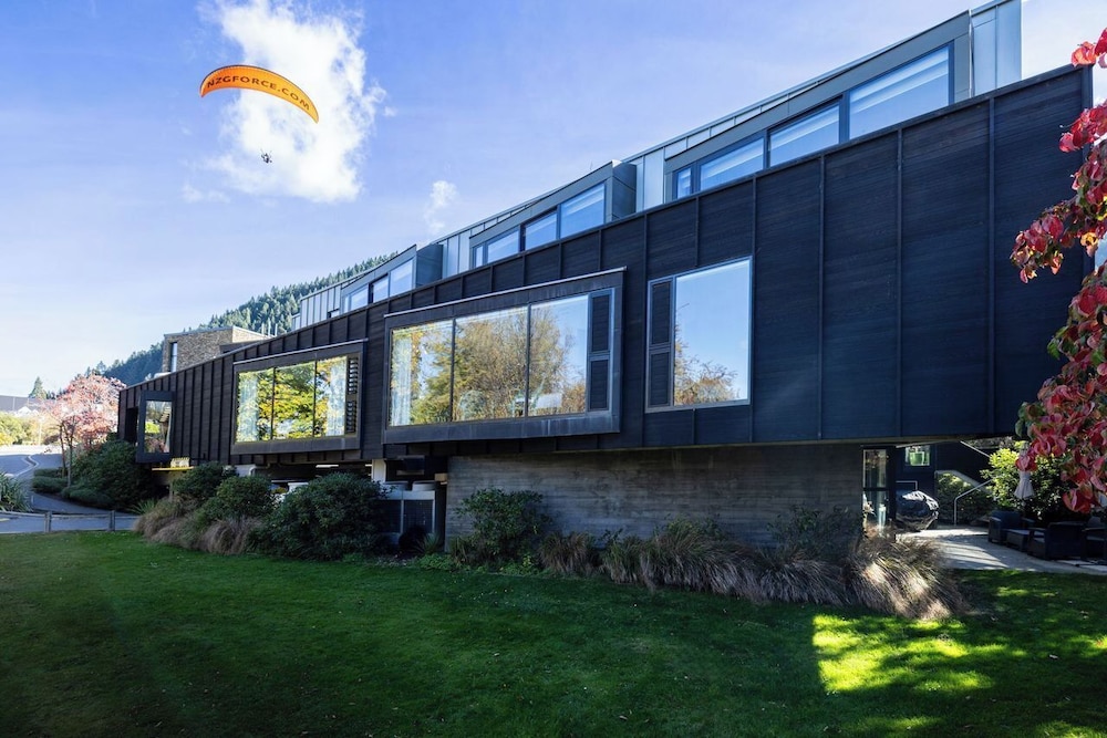 Queenstown Park Boutique Hotel 73/77
