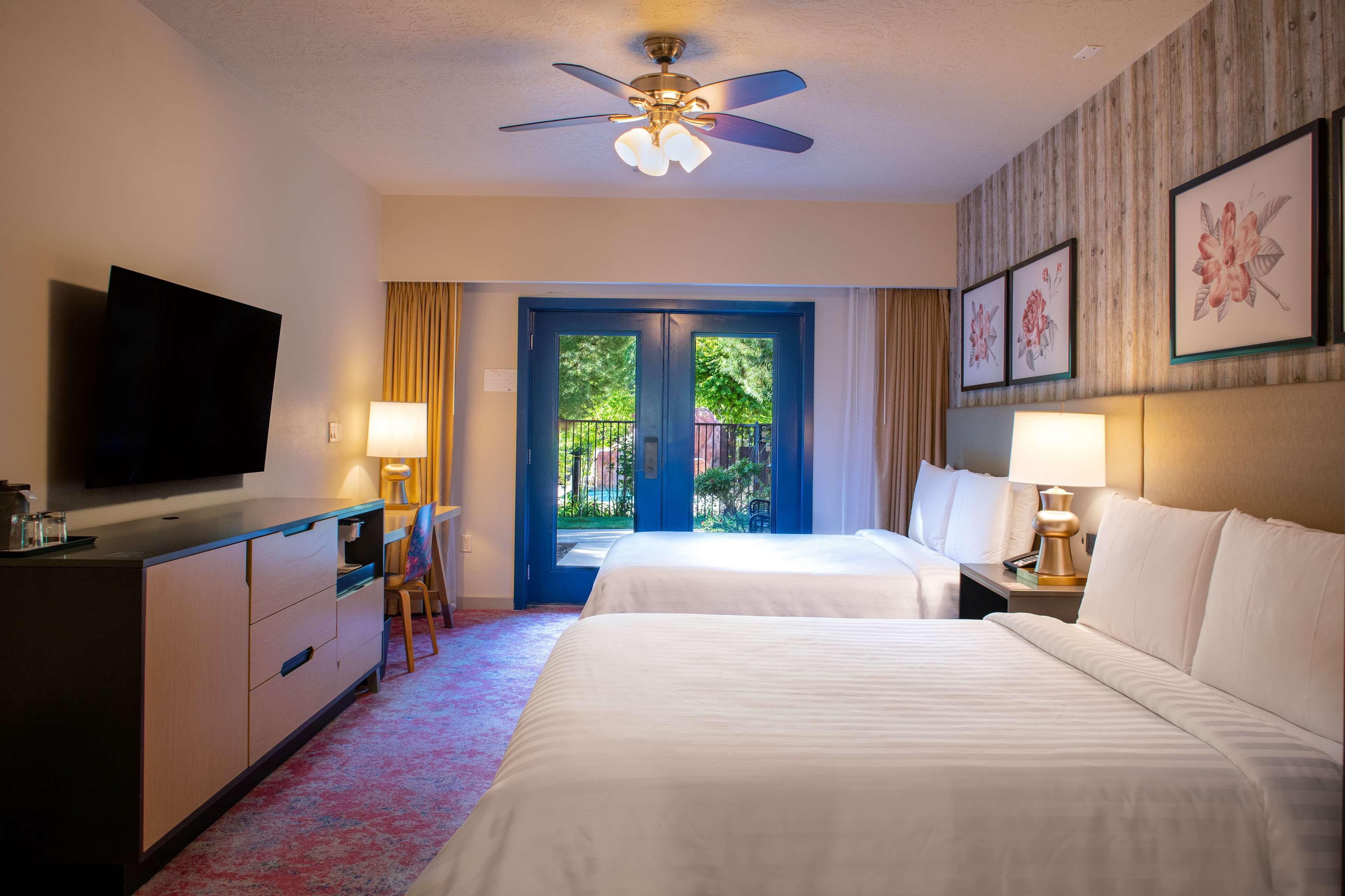 غرفة بسريرين كوين، Cliffrose Springdale, Curio Collection by Hilton 2/5