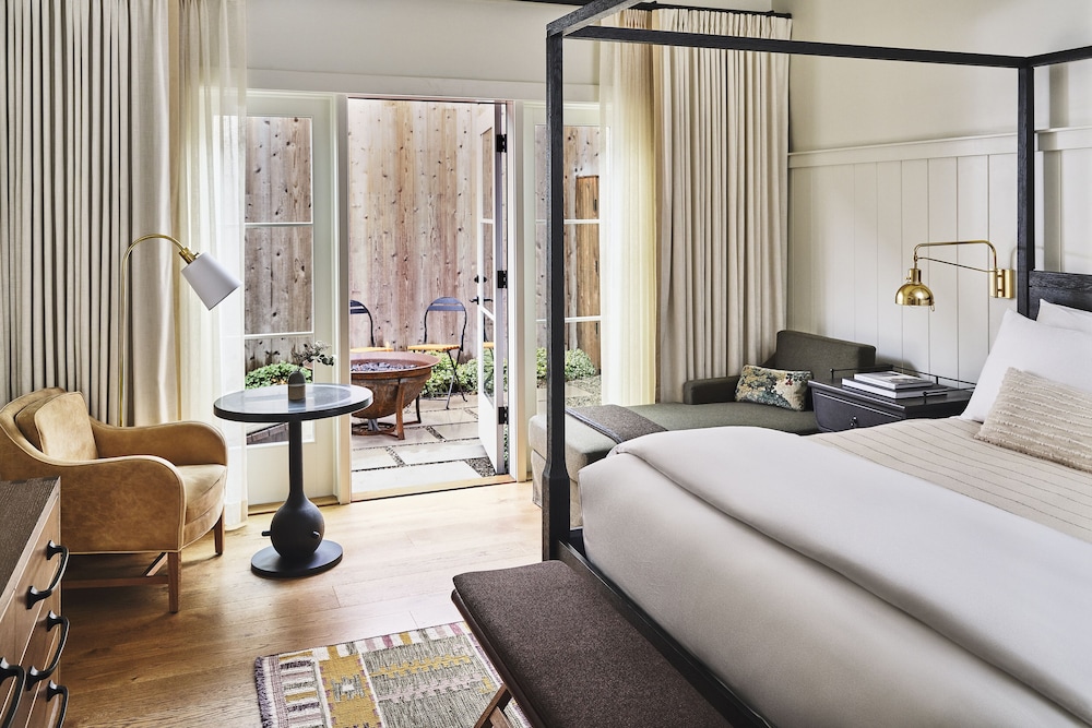 Studio, King Bed, Patio