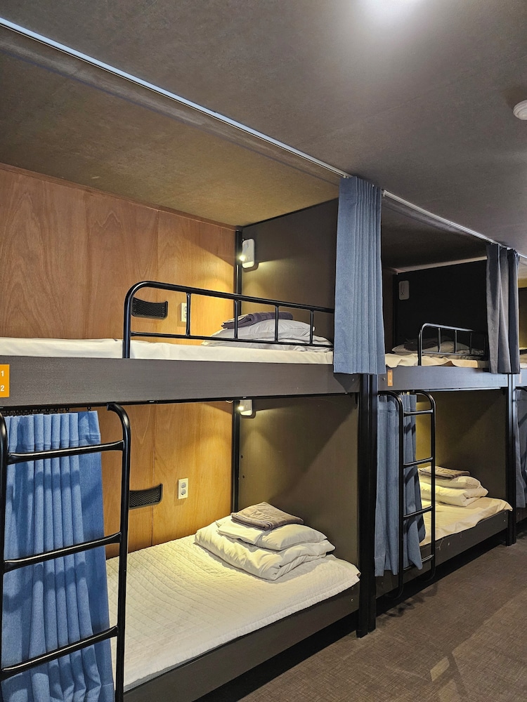 MALE DORM, 8 PEOPLE