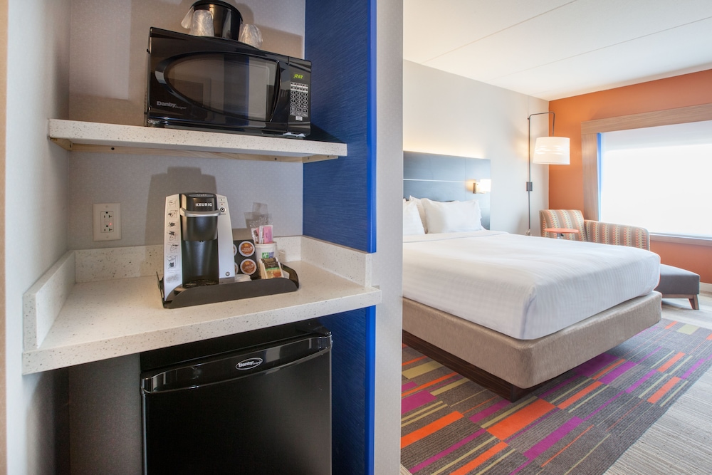 HOLIDAY INN EXPRESS & SUITES INDIANAPOLIS NE - NOBLESVILLE 15/66