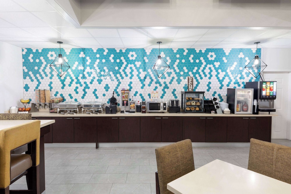 La Quinta Inn & Suites by Wyndham Angleton 35/50
