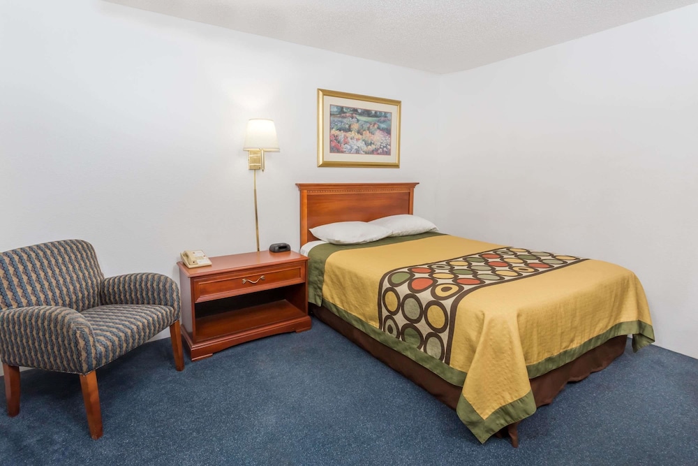 Super 8 by Wyndham Pontiac 15/25