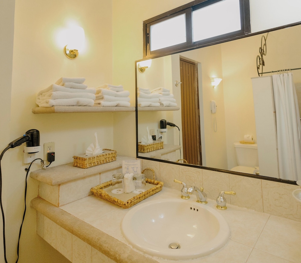 غرفة قياسية بسريرين مزدوجين بشرفة، Hacienda Los Laureles 6/7