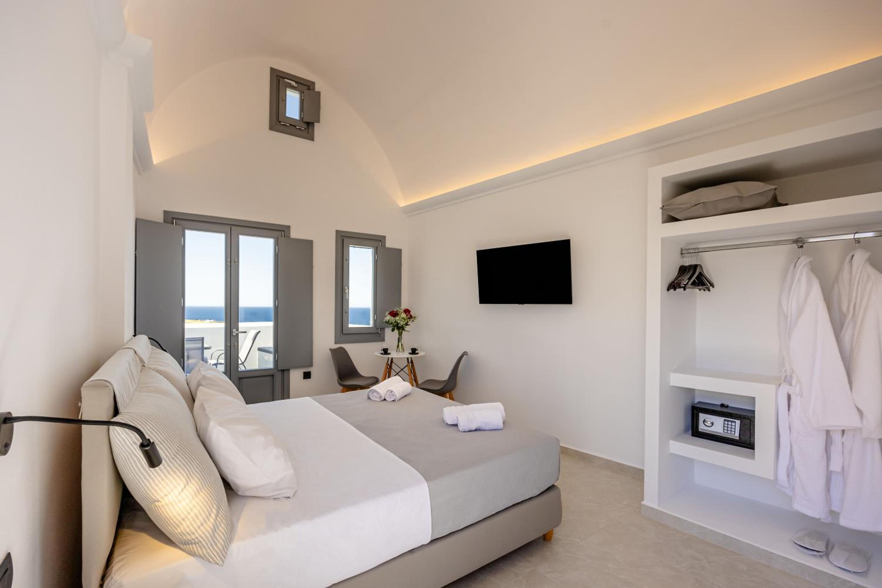 Nastram Suites Oia 6/30
