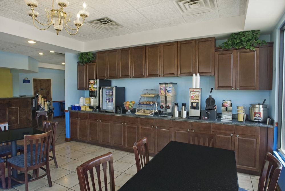 Days Inn by Wyndham Richmond Hill/Savannah 14/17
