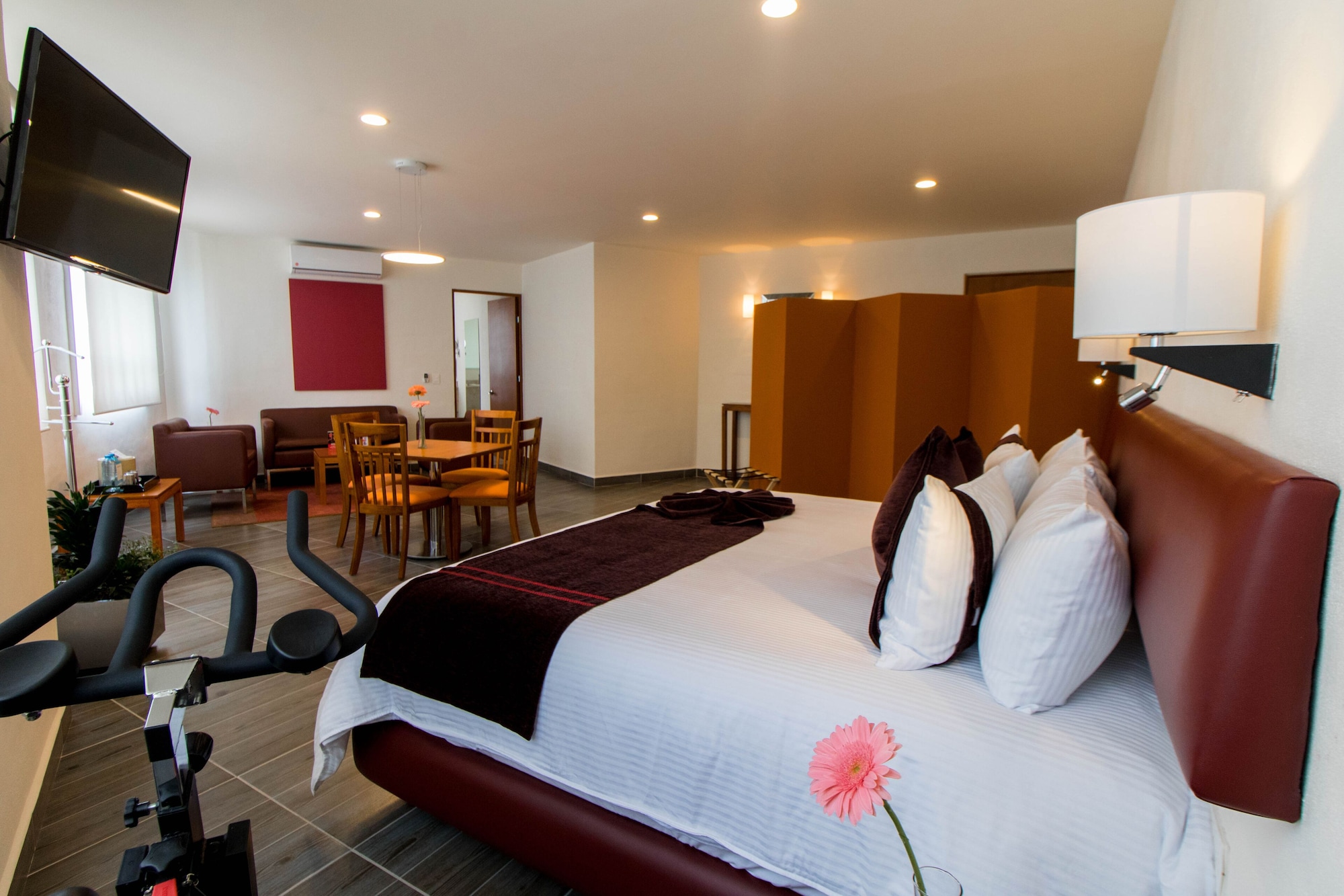 DELUXE, KING BED