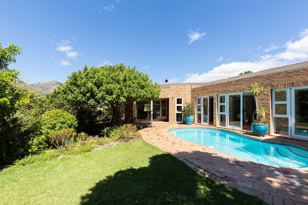 Hout Bay Hilltop 17/23