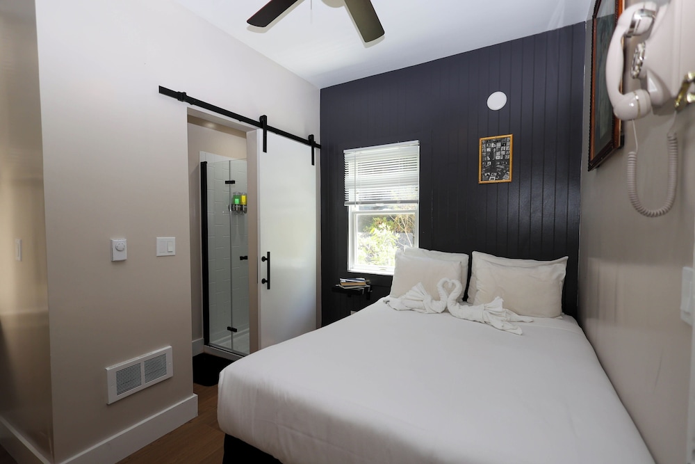 STANDARD, QUEEN BED, PRIVATE BATHROOM
