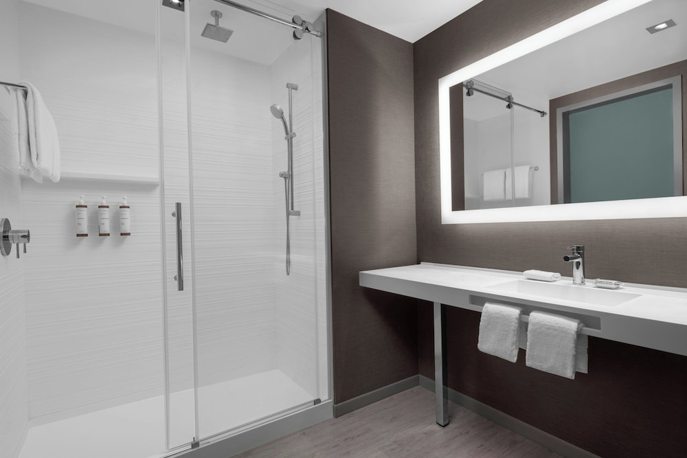 AC Hotel by Marriott Washington DC Capitol Hill Navy Yard 50/50
