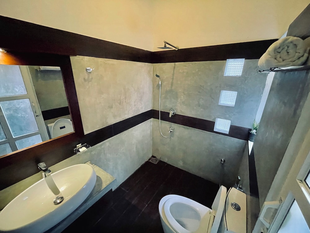 DELUXE, DOUBLE OR TWIN BED