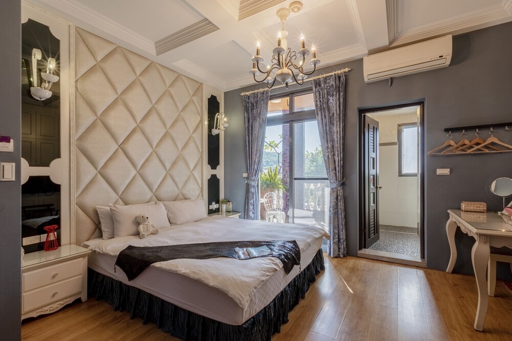 DELUXE, TWIN BEDS