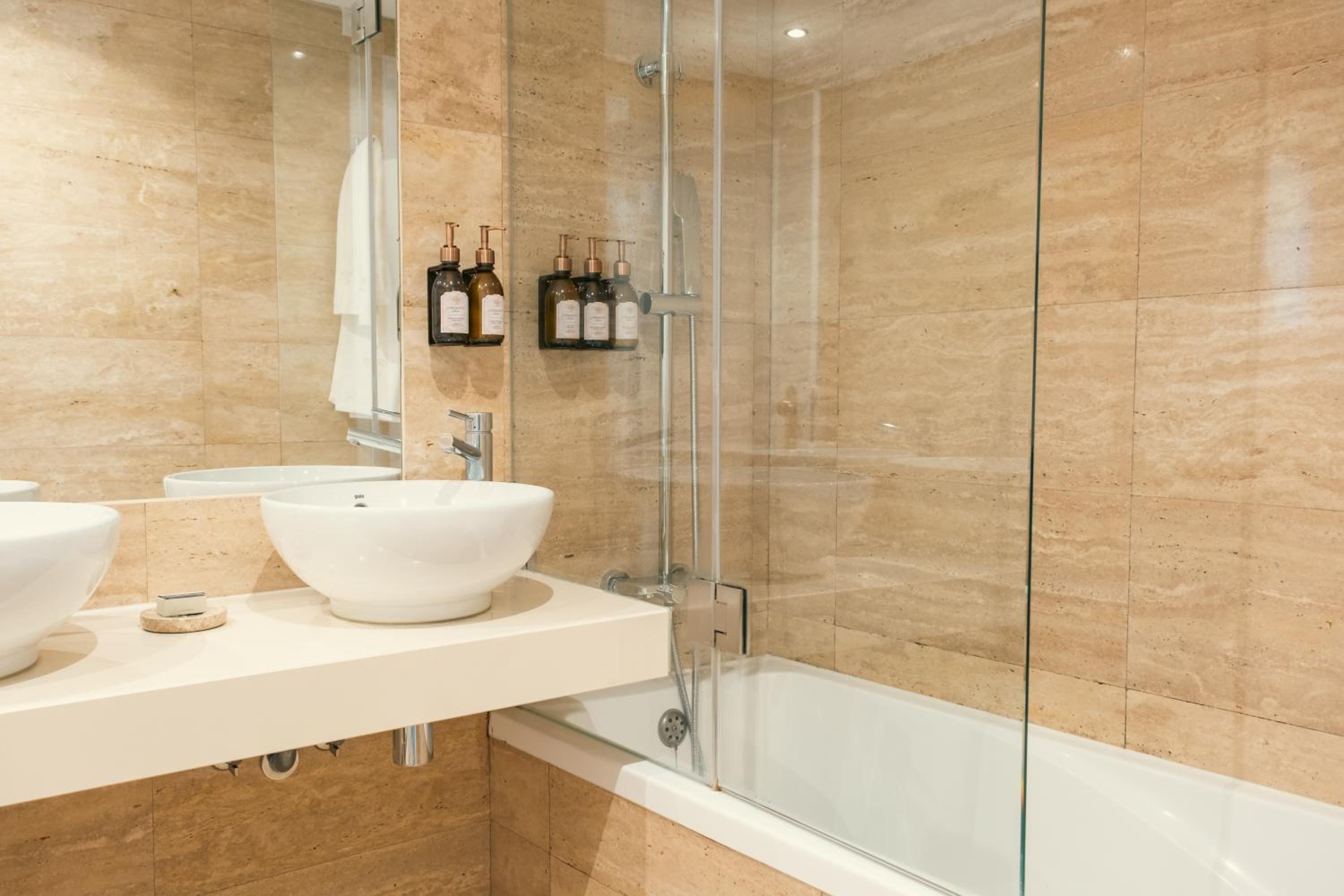 غرفة بريميوم بسرير مزدوج بإطلالة على البحر بشرفة، Hotel Senhora Da Guia 9/10