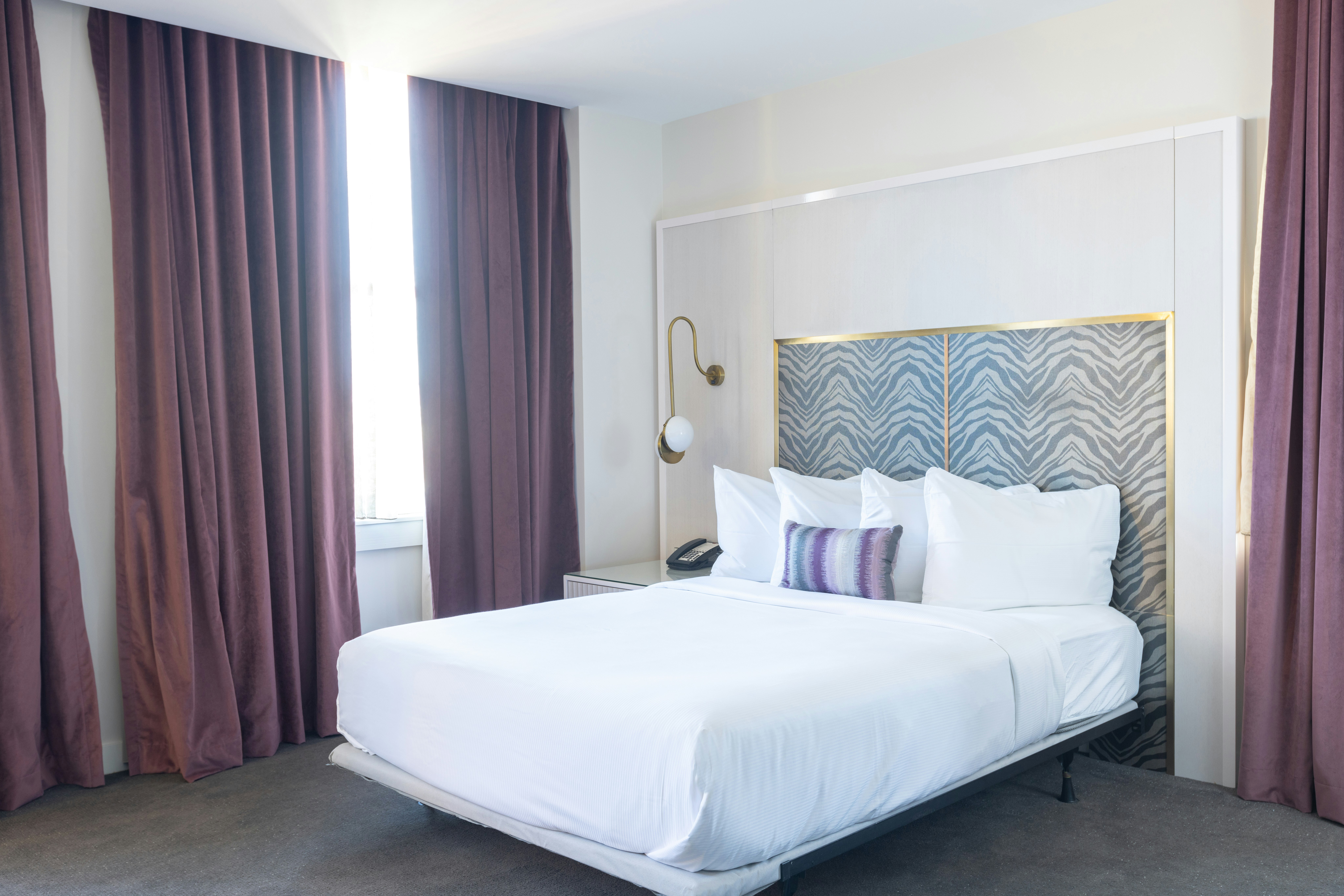 ROOM, QUEEN BED