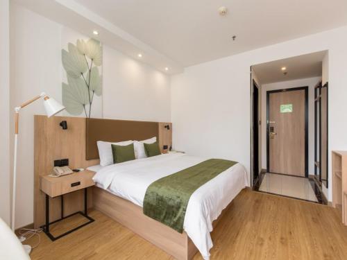 ROOM, QUEEN BED