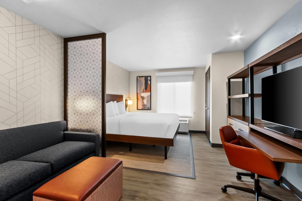 SUITE, KING BED