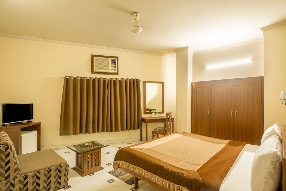 AIRPORT HOTEL. 32/56