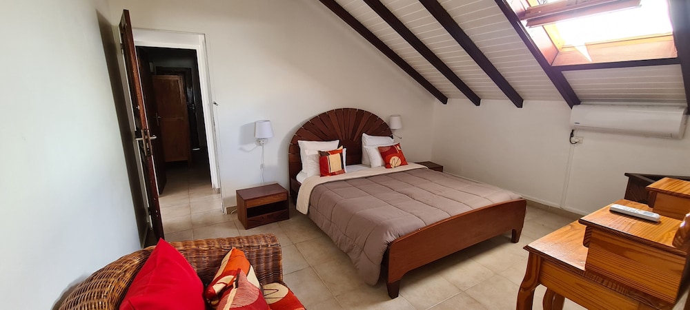 Junior Suite, 1 Single and 2 Queen Beds
