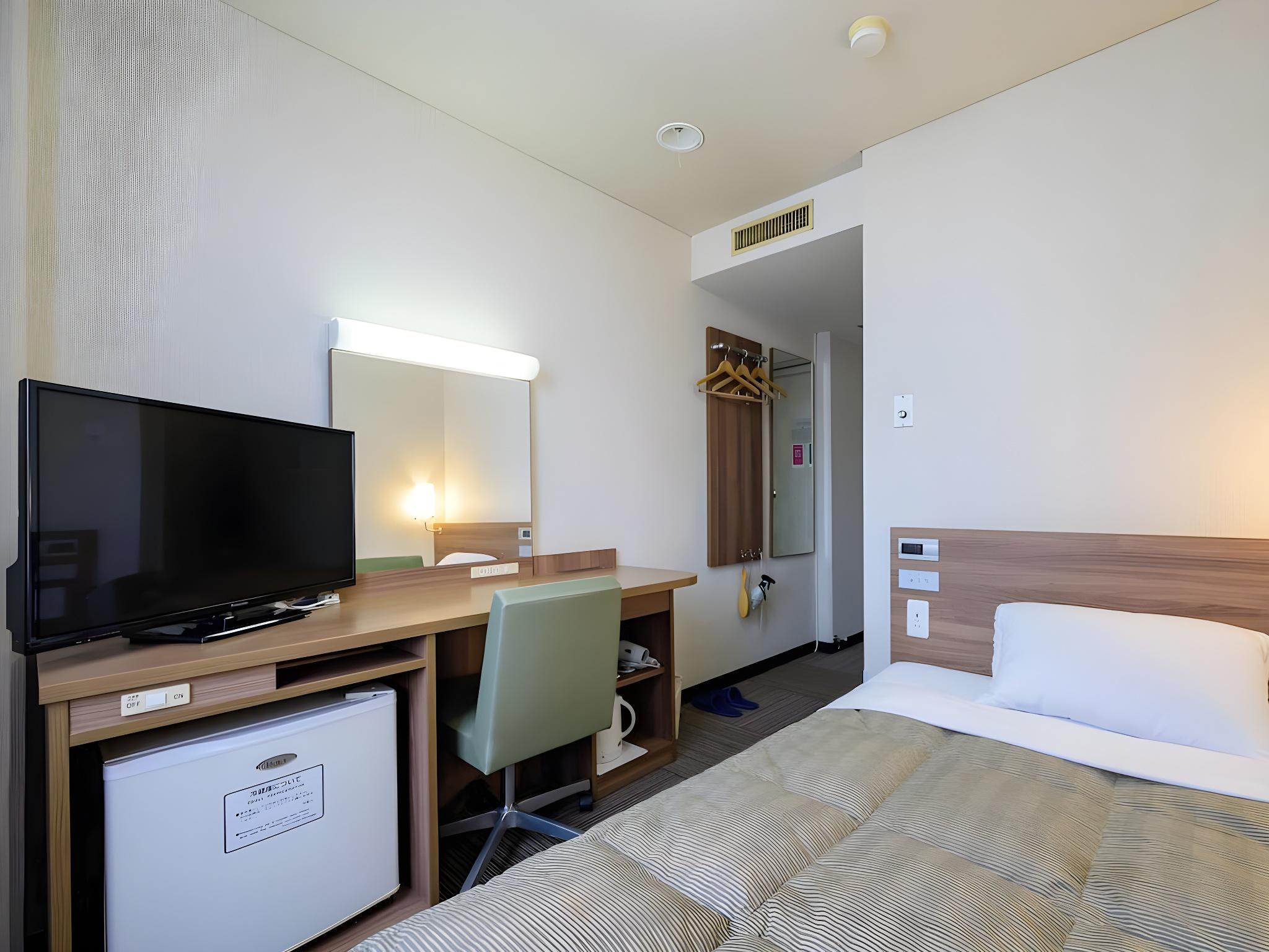 SEMI ROOM, SEMI DOUBLE BED