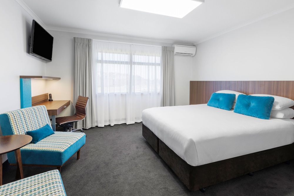 EXECUTIVE, KING BED