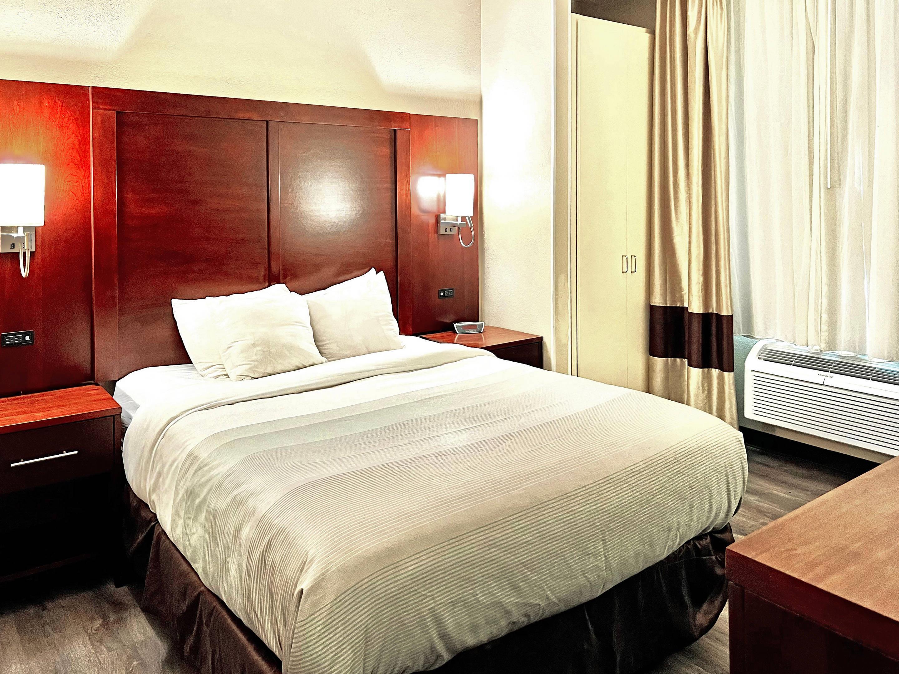 ROOM, QUEEN BED, ACCESSIBLE