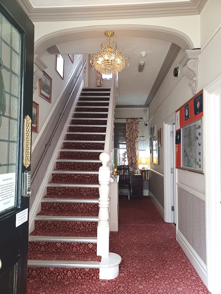 Hunters Lodge 5/50
