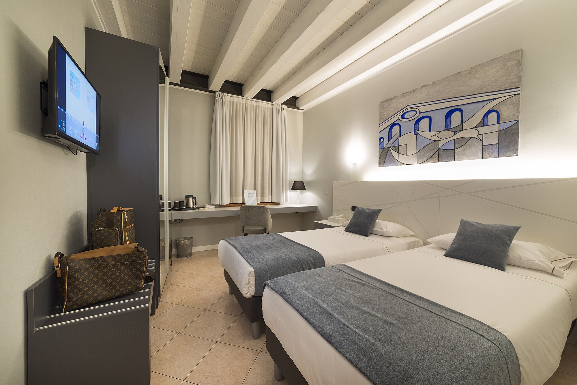 COMFORT, QUEEN BED, BALCONY