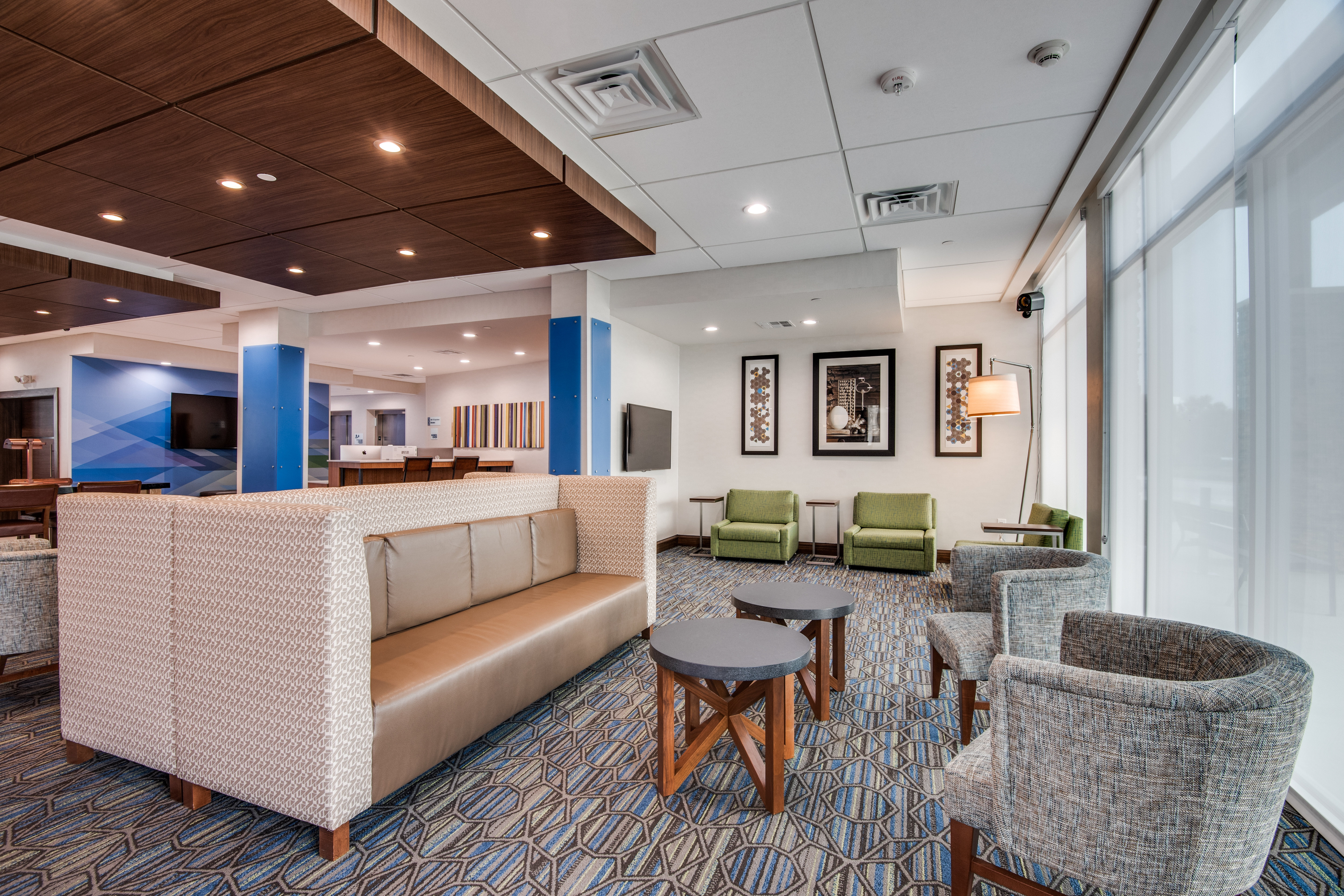 Holiday Inn Express And Suites Dallas North Addison 40/64