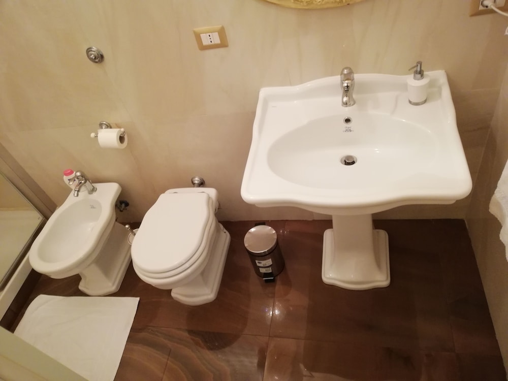 ROOM, QUEEN BED