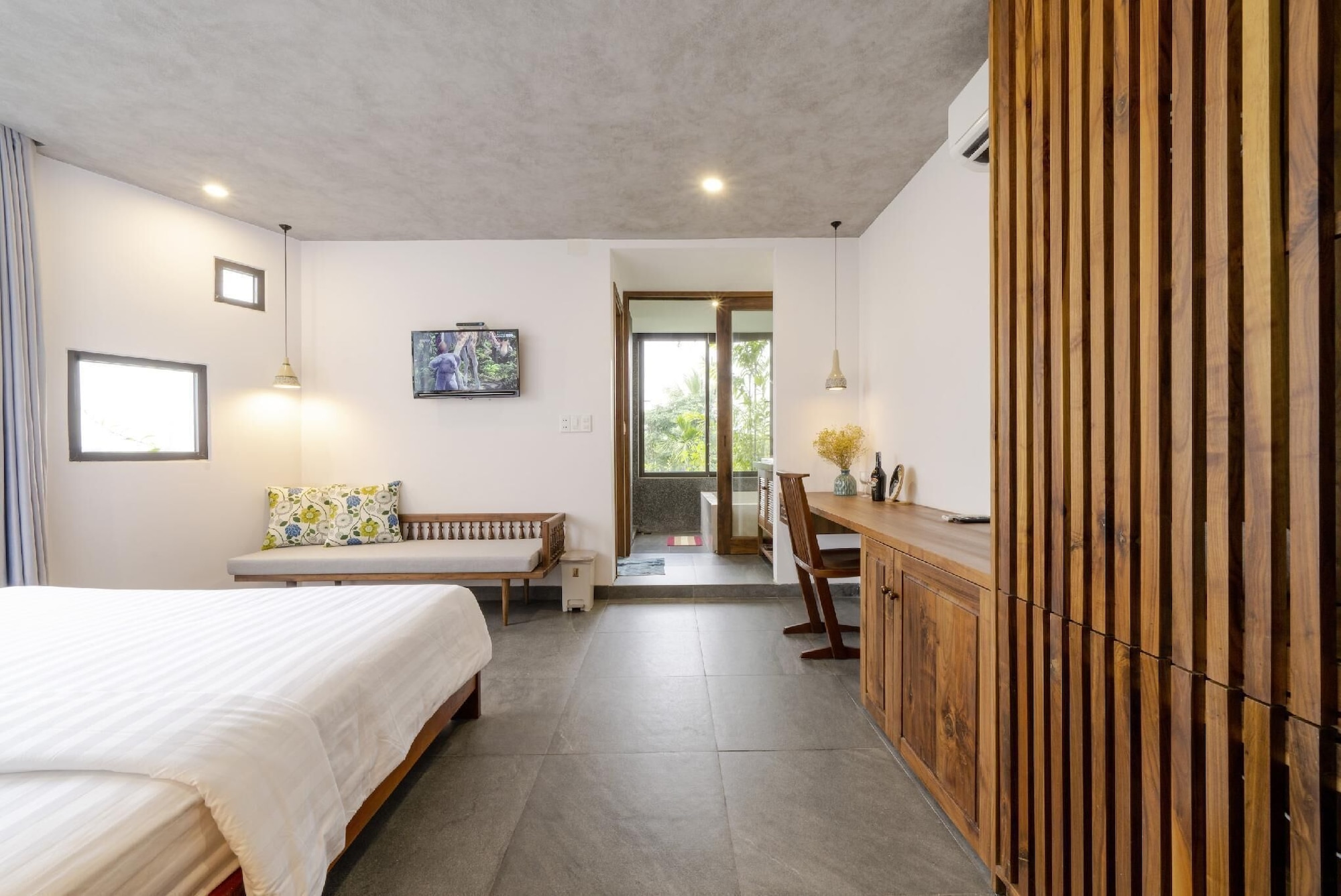 SUITE, RIVER VIEW