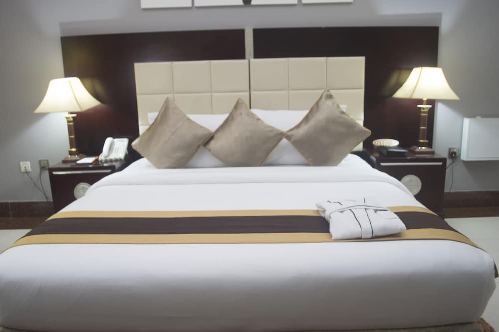 GrandBee Suites 17/39