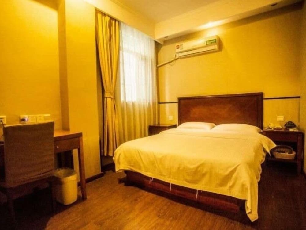 GreenTree Inn (Nanjing Yuhuatai Scenic Area, Zhonghuamen Metro Station) 11/28