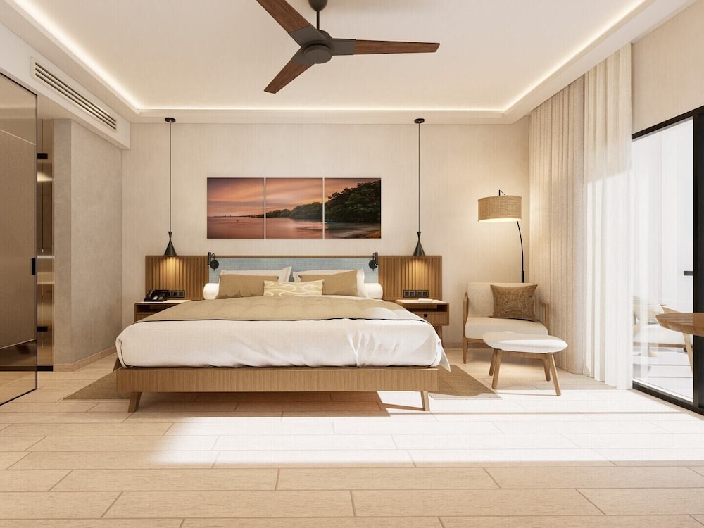 Vantage, Club, King Bed, Pool View