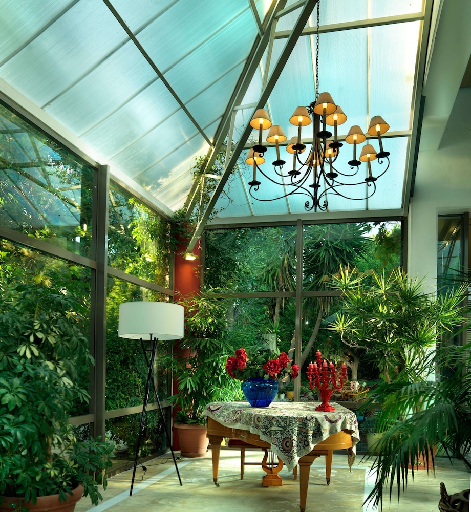 Dionysos Hotel 46/76