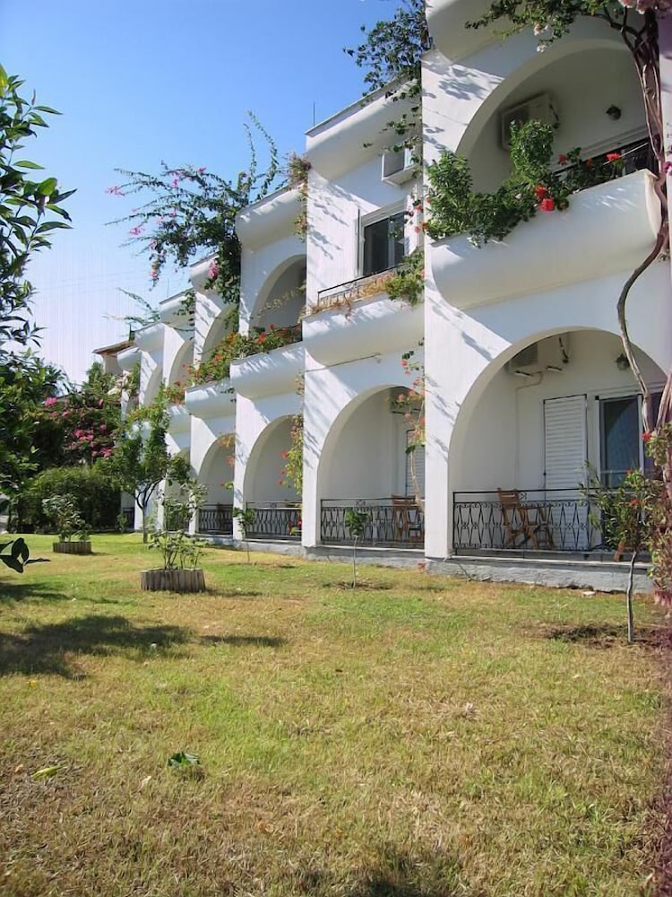 Spiros Studios 28/30