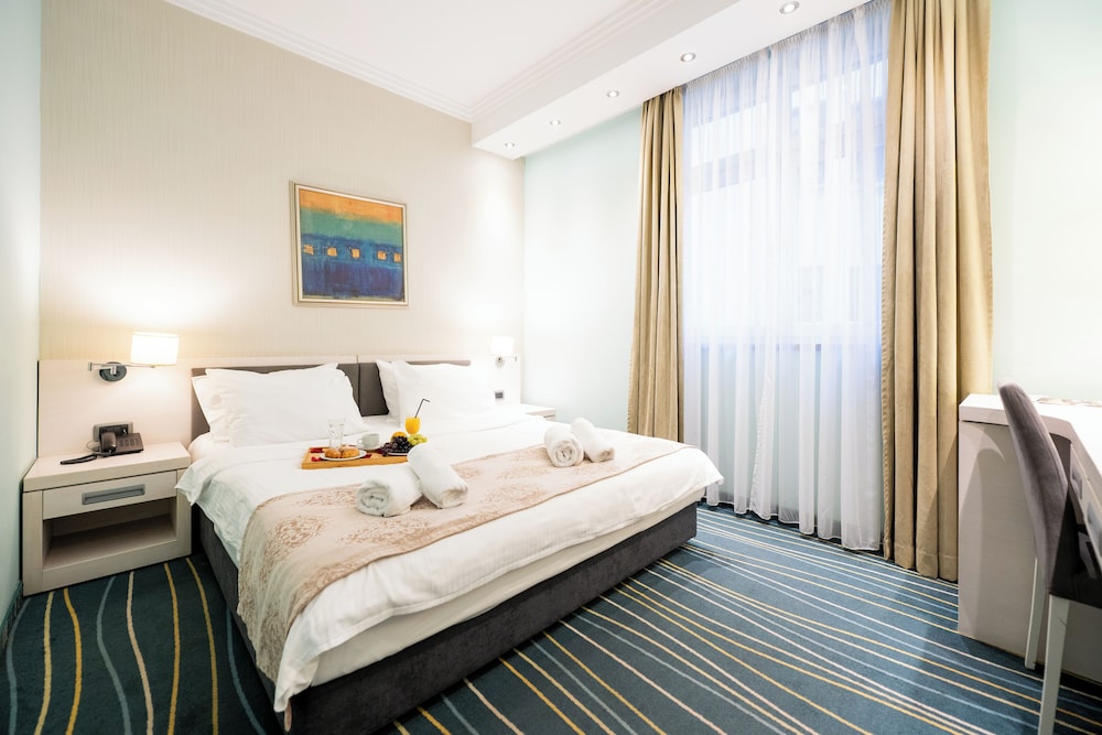 ROOM, DOUBLE OR TWIN BED
