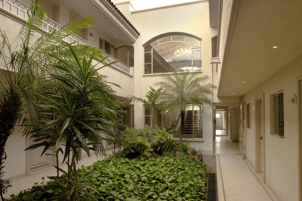 HOTEL AND SUITES QUINTA MAGNA 30/34