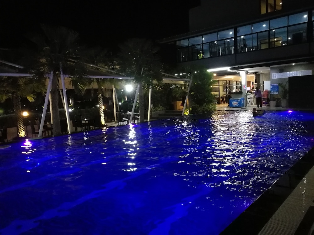 Ray Hotel 57/58