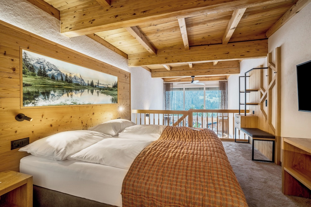 Panoramic, Suite, Double Bed, Eiger View, Sofa, Balcony
