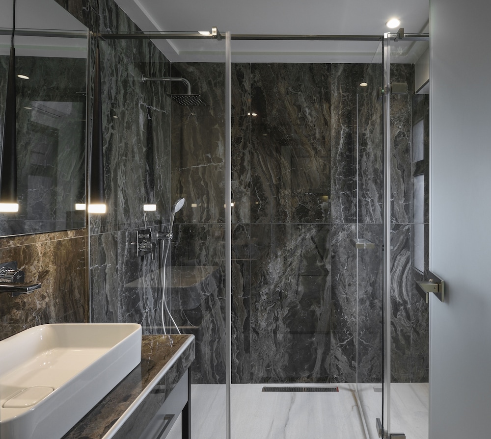 Serenity Suites 47/50