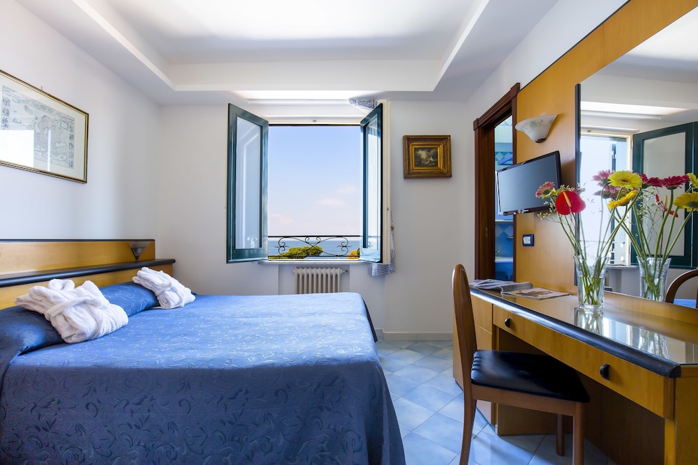 STANDARD, DOUBLE OR TWIN BED, SEA VIEW